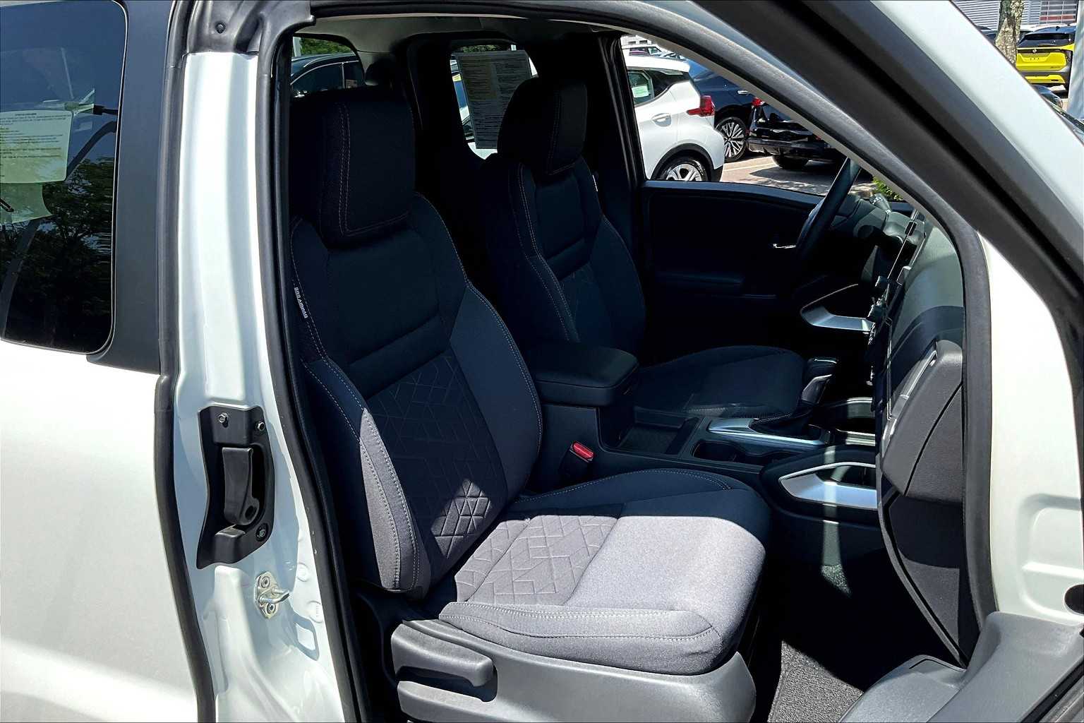2025 Nissan Frontier SV - Photo 11