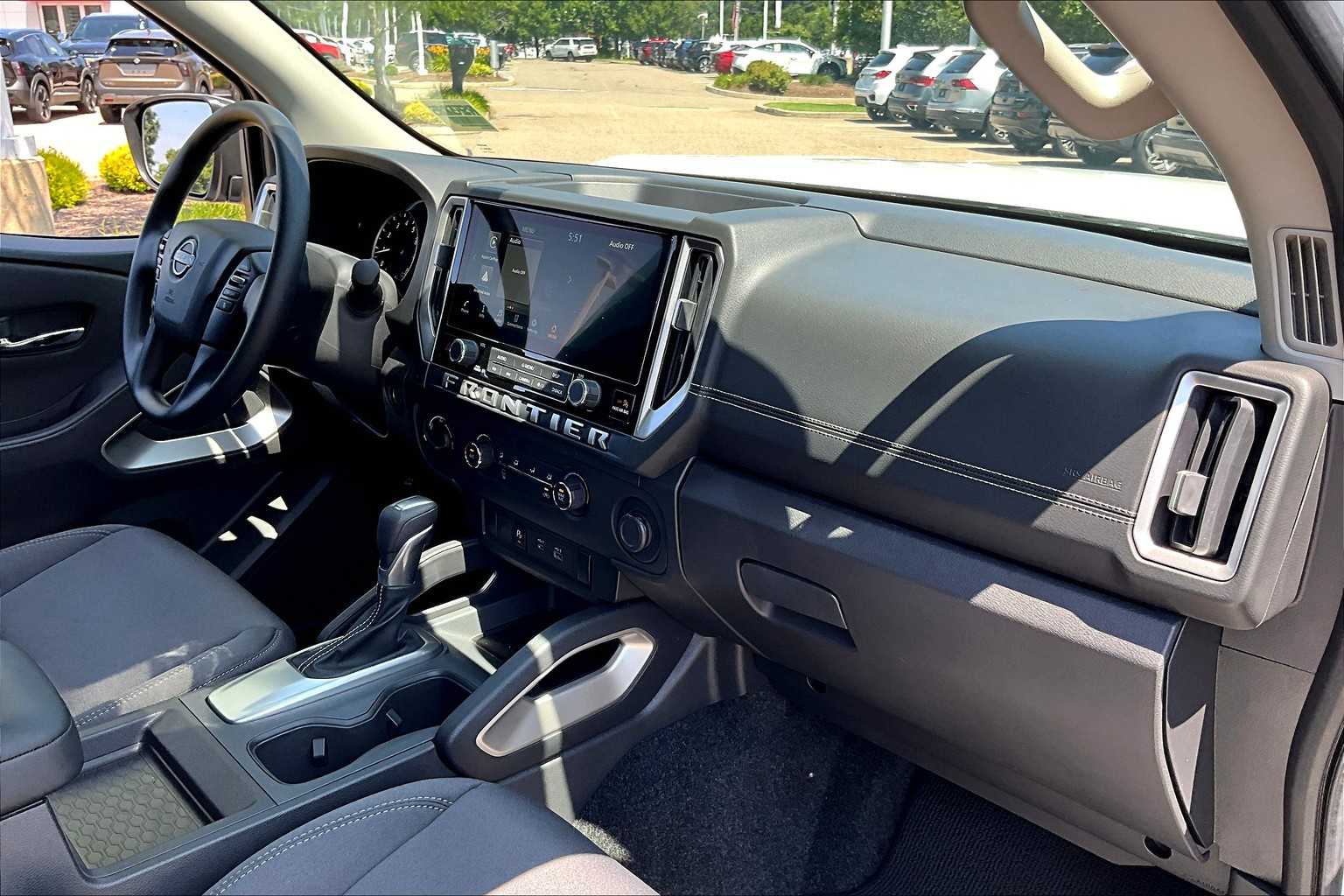 2025 Nissan Frontier SV - Photo 14