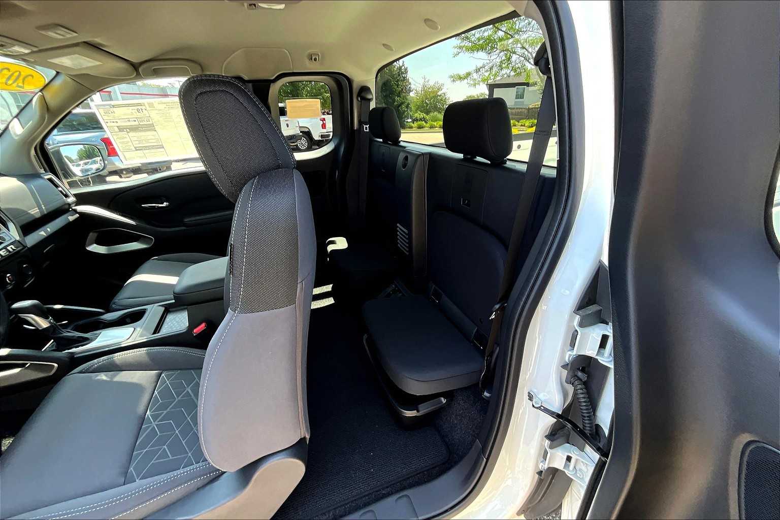 2025 Nissan Frontier SV - Photo 15
