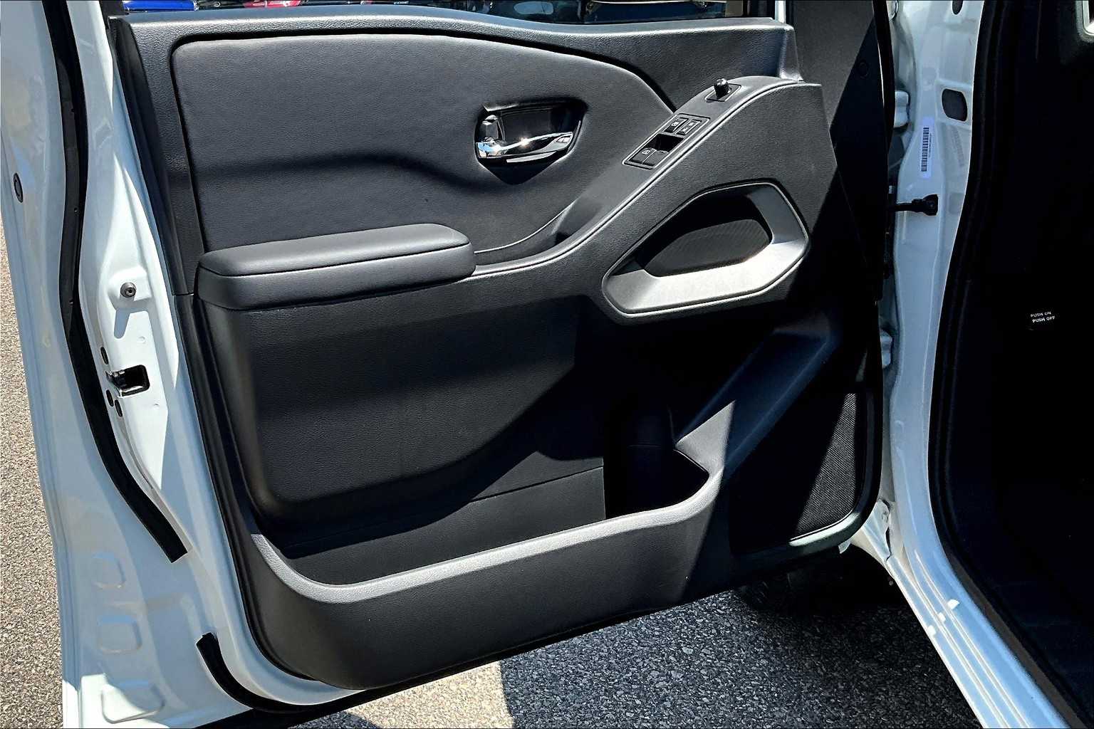 2025 Nissan Frontier SV - Photo 9