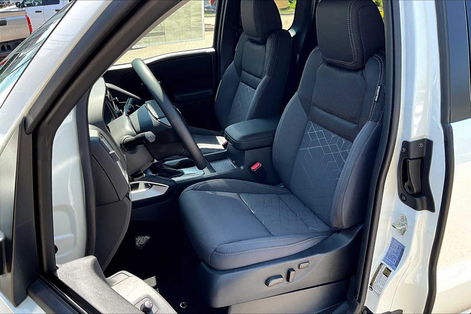 2025 Nissan Frontier SV - Photo 10