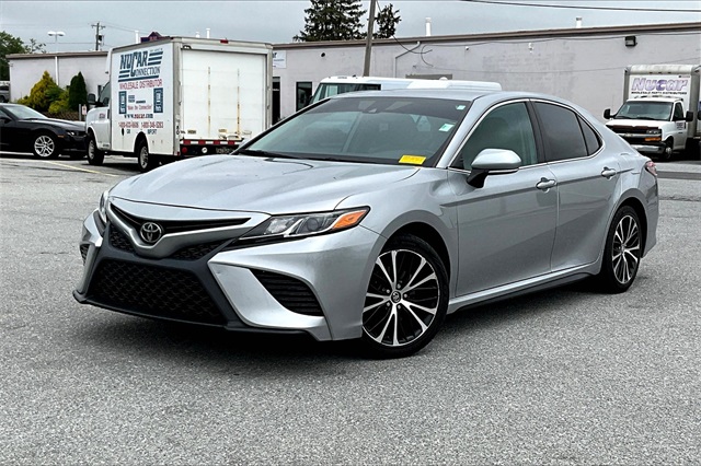 2019 Toyota Camry SE - Photo 2