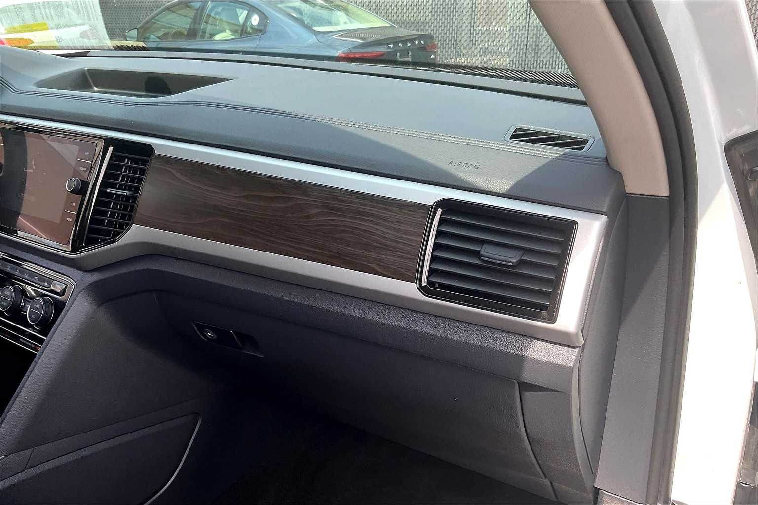 2022 Volkswagen Atlas 3.6L V6 SE w/Technology - Photo 13