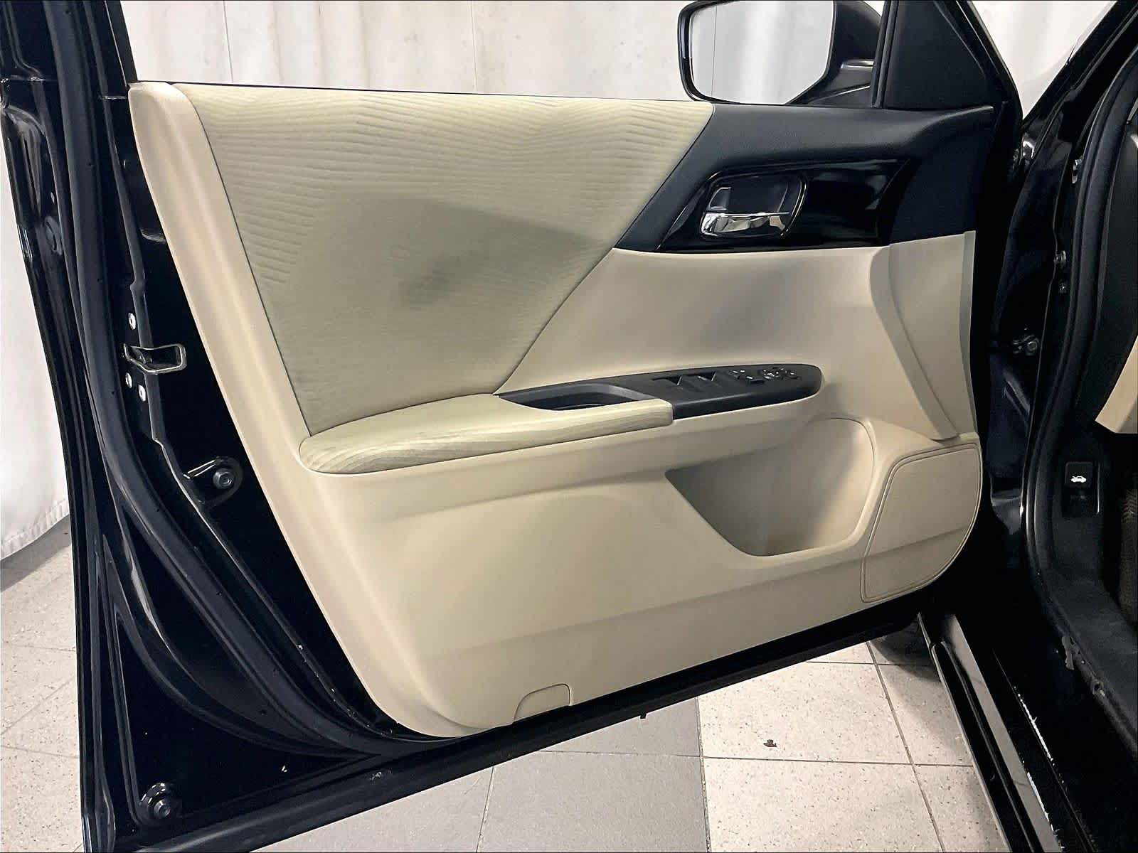 2016 Honda Accord LX - Photo 9