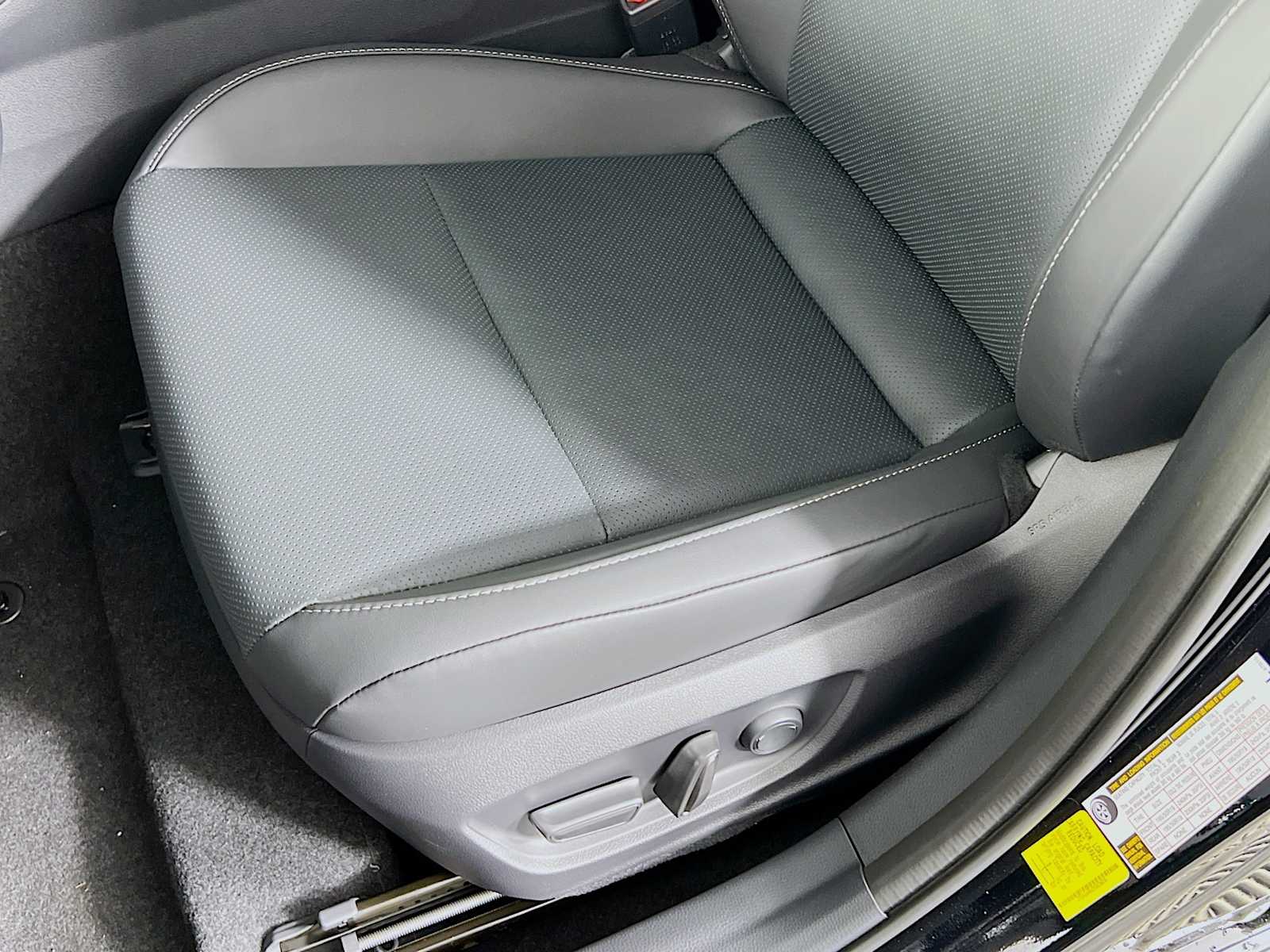 2025 Toyota Prius Nightshade - Photo 16