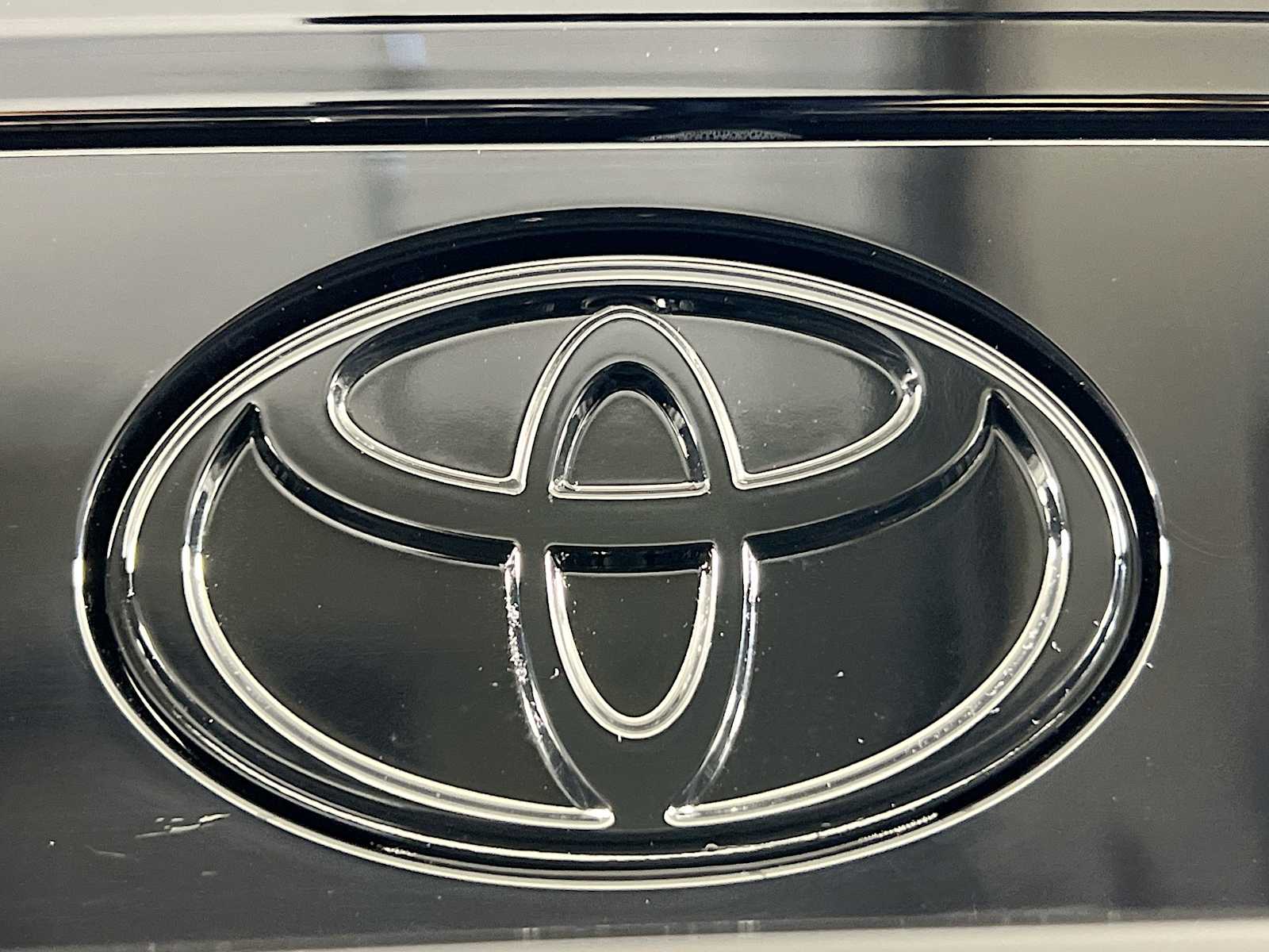 2025 Toyota Prius Nightshade - Photo 17