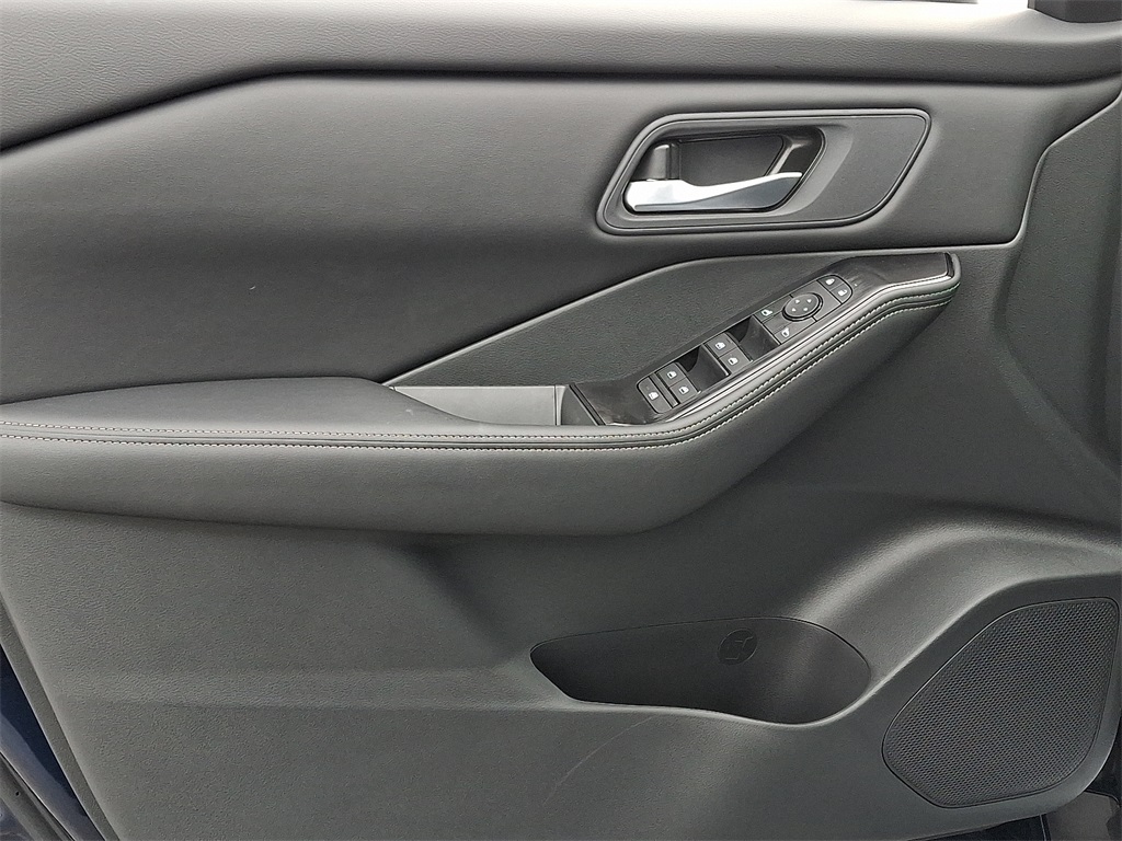 2026 Nissan Rogue SV - Photo 8