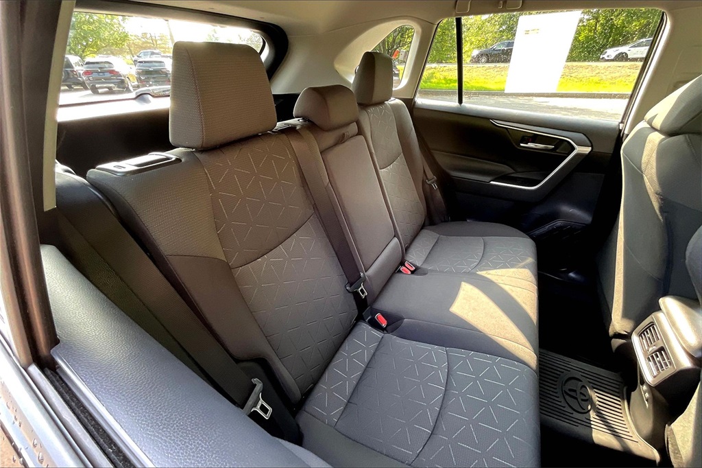 2021 Toyota RAV4 XLE - Photo 19