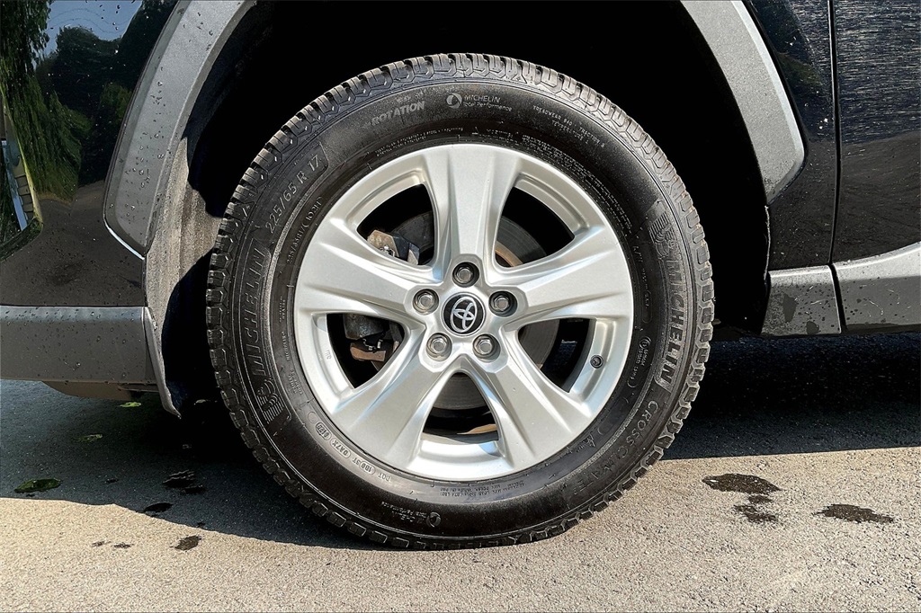 2021 Toyota RAV4 XLE - Photo 22