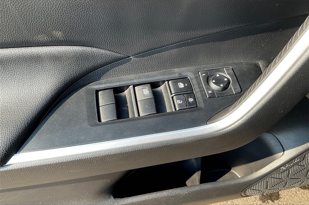 2021 Toyota RAV4 XLE - Photo 30