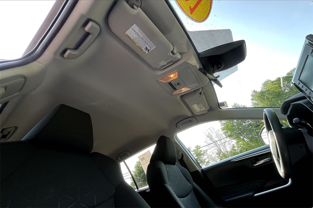 2021 Toyota RAV4 XLE - Photo 7