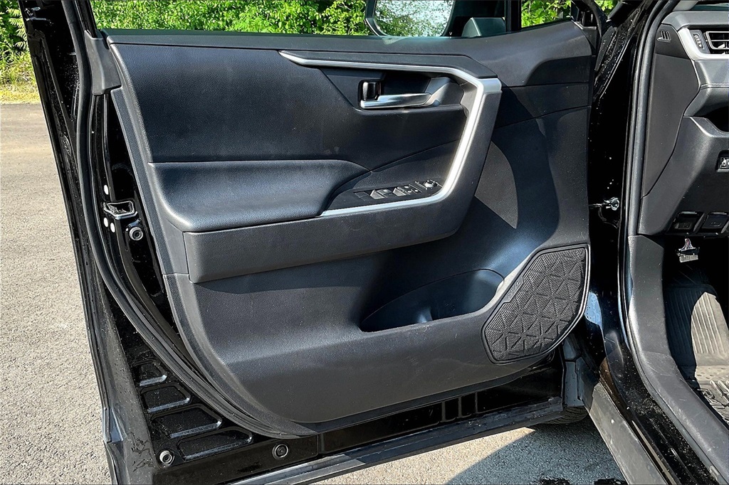 2021 Toyota RAV4 XLE - Photo 9