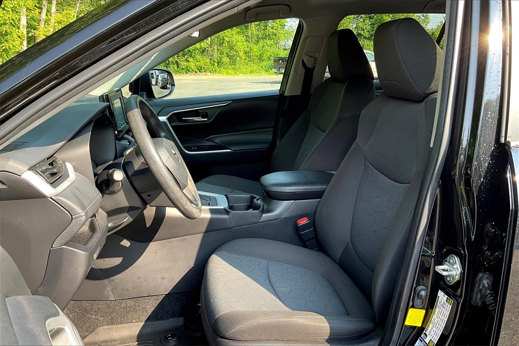 2021 Toyota RAV4 XLE - Photo 10