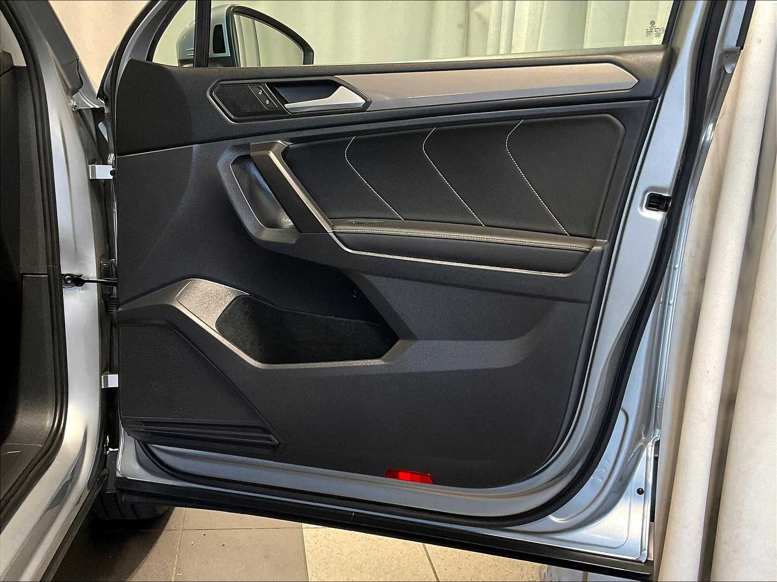 2022 Volkswagen Tiguan SE - Photo 12