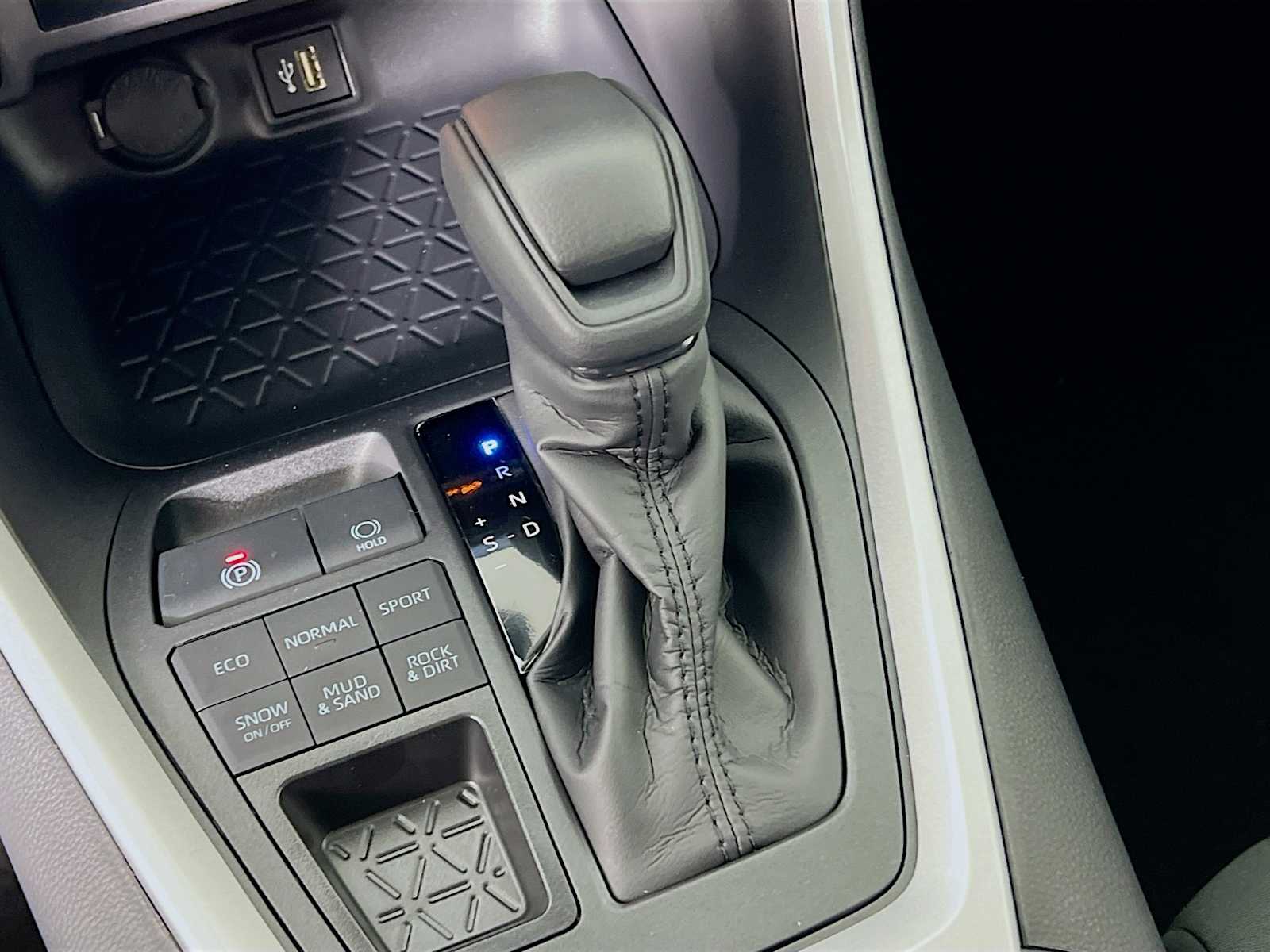 2025 Toyota RAV4 LE - Photo 11