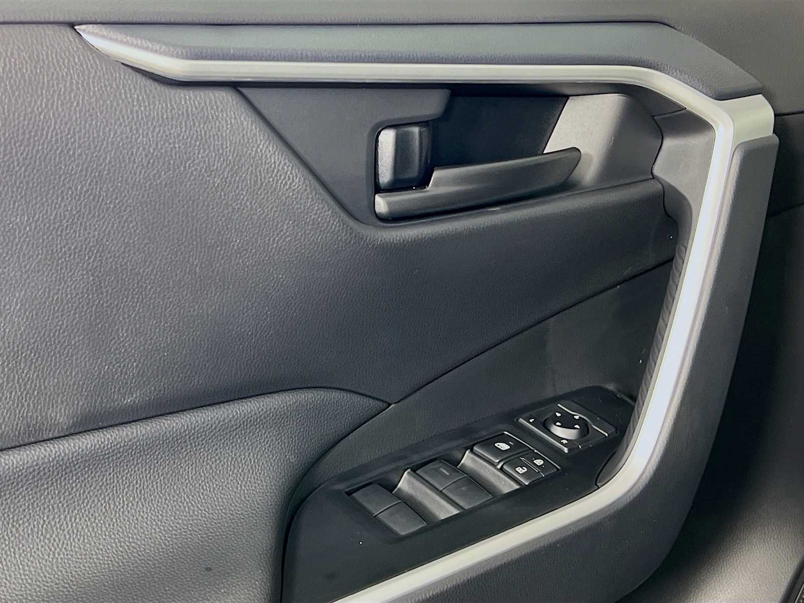 2025 Toyota RAV4 LE - Photo 16