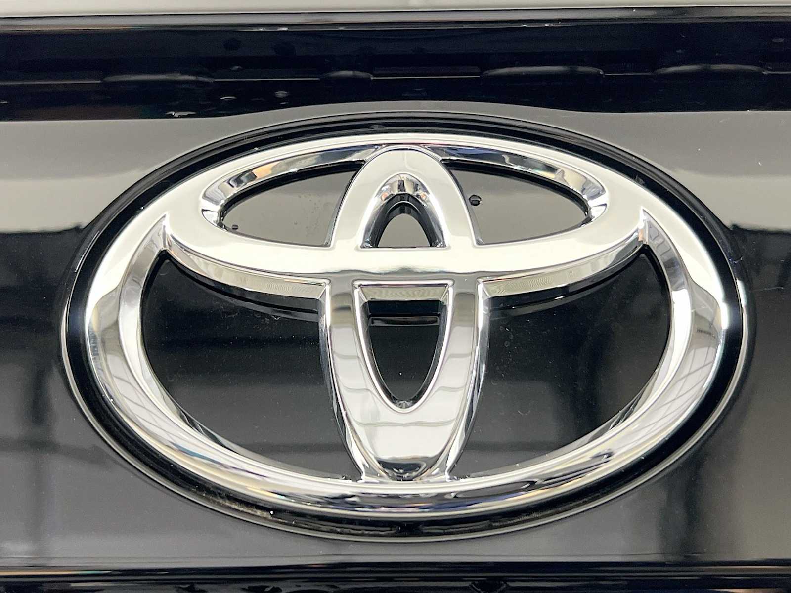 2025 Toyota RAV4 LE - Photo 18
