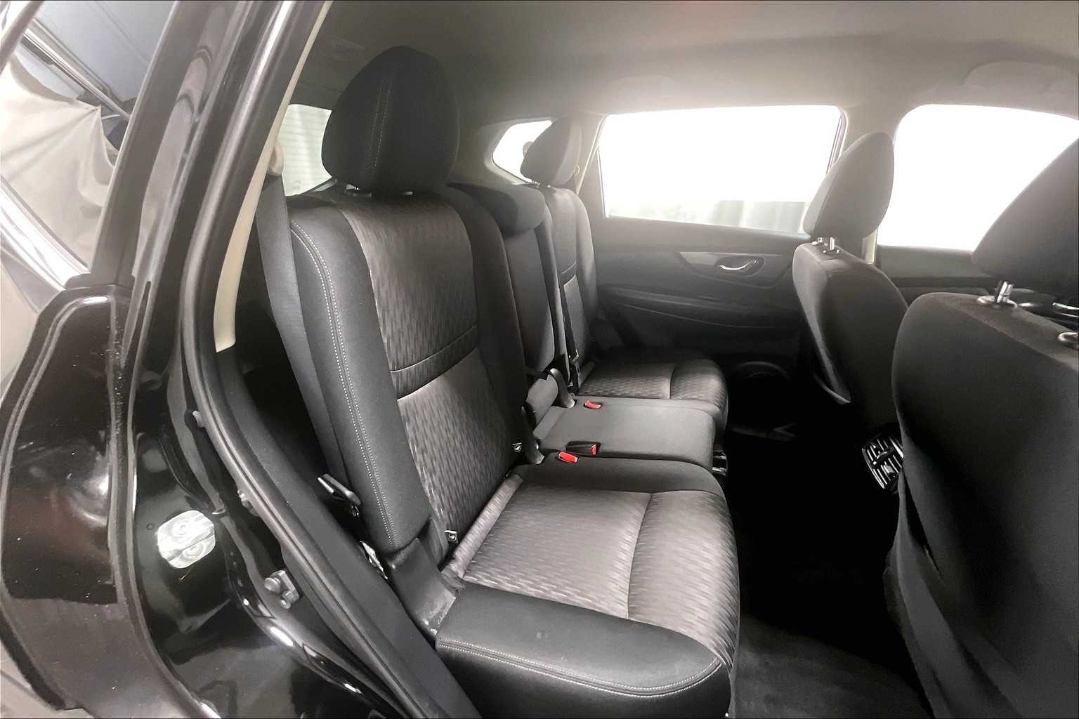 2020 Nissan Rogue SV - Photo 16