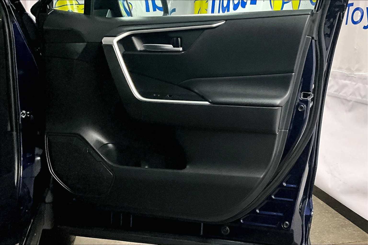 2022 Toyota RAV4 XLE - Photo 12