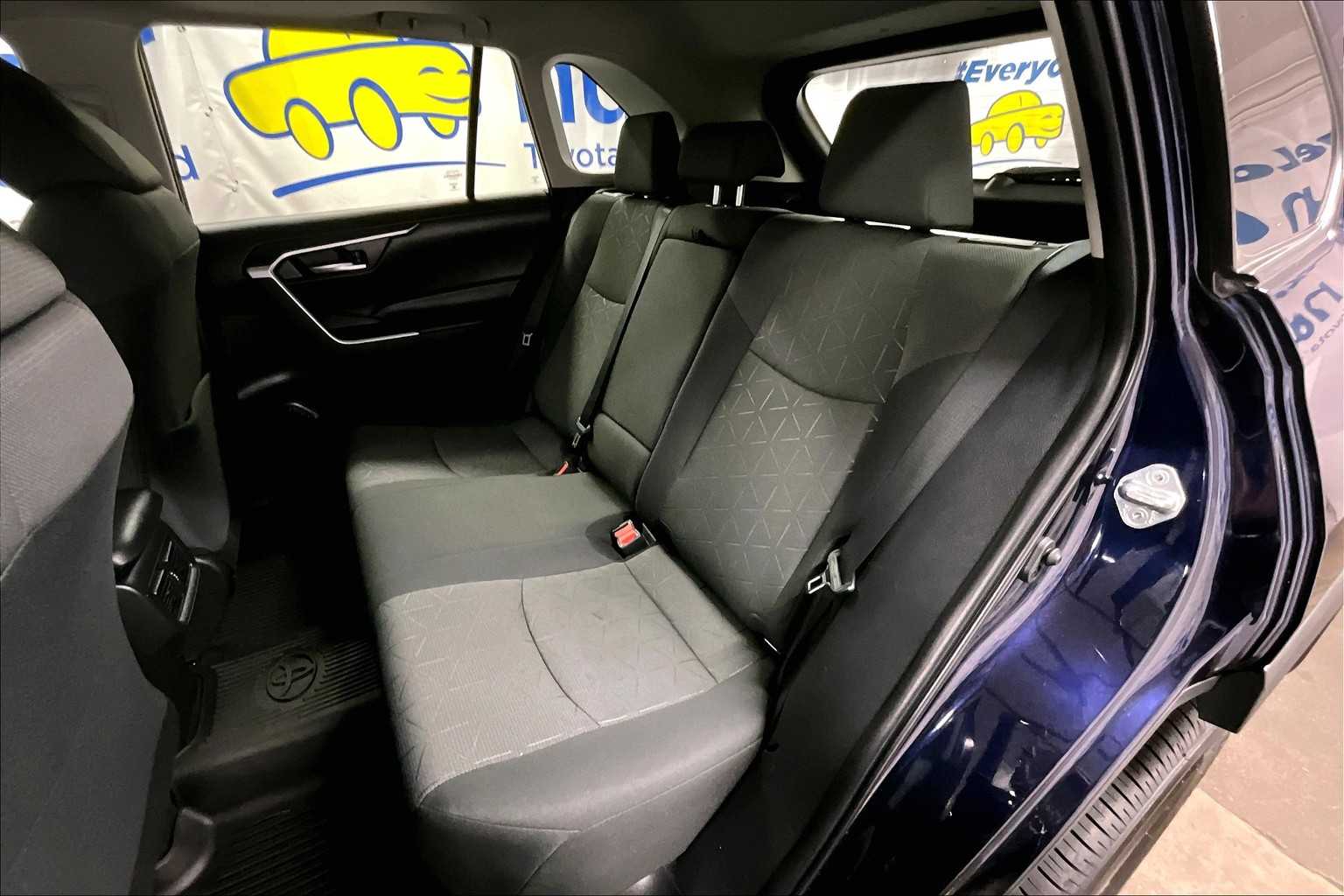 2022 Toyota RAV4 XLE - Photo 15