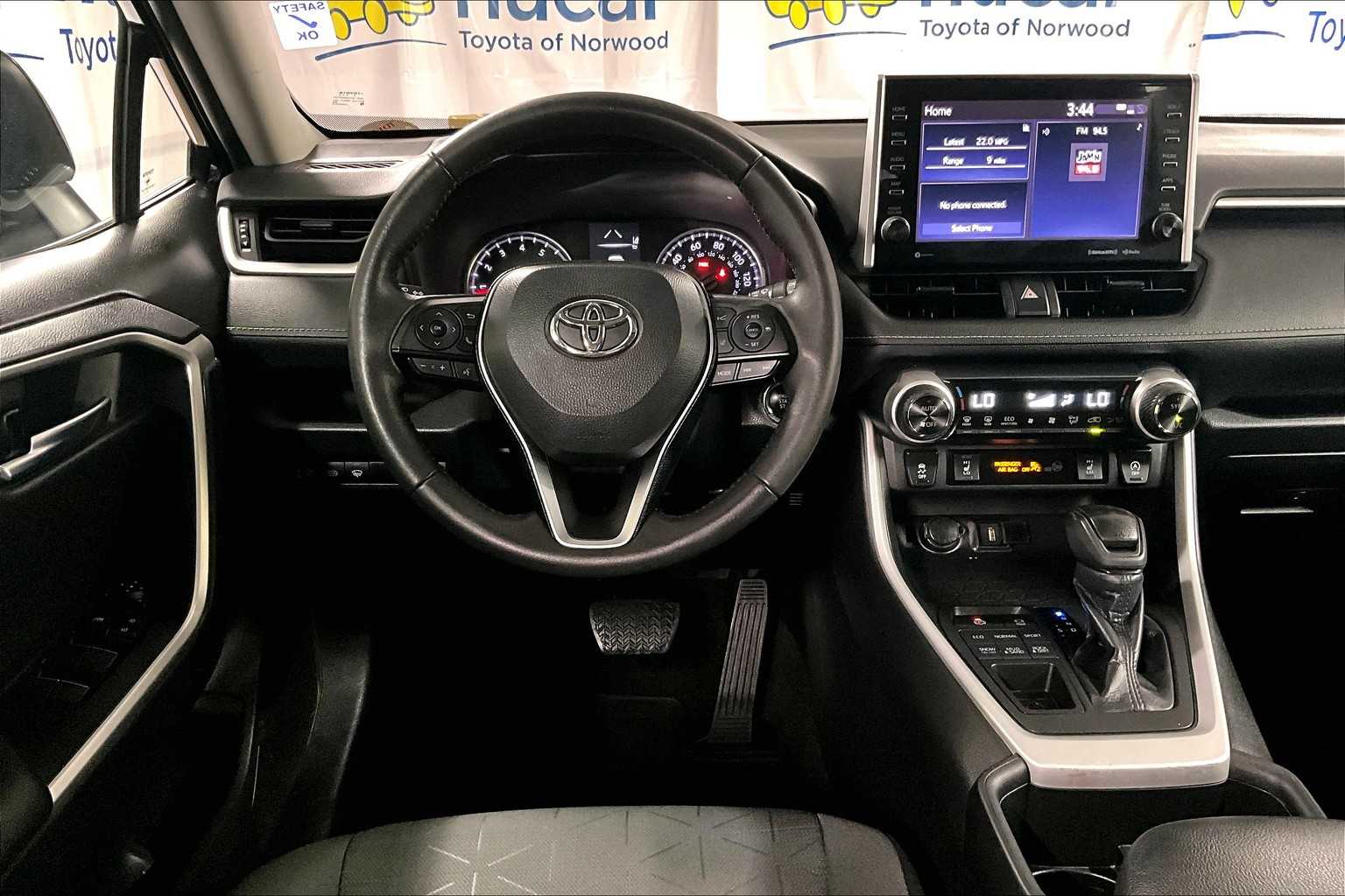 2022 Toyota RAV4 XLE - Photo 17