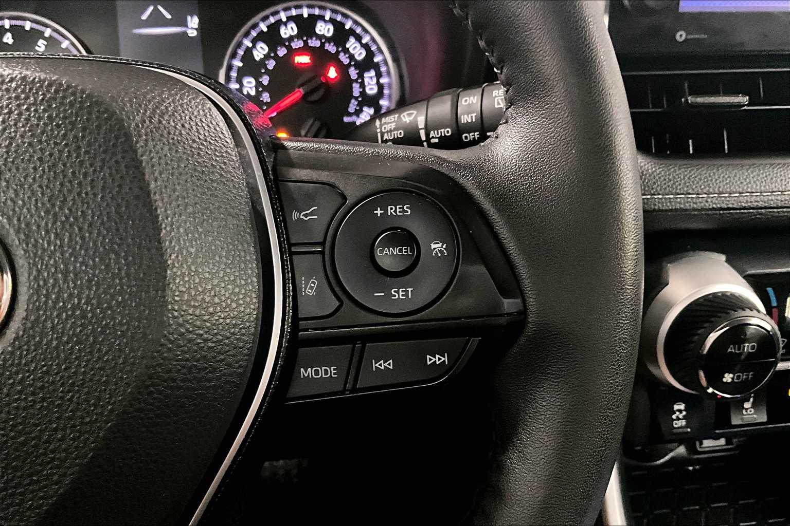 2022 Toyota RAV4 XLE - Photo 24
