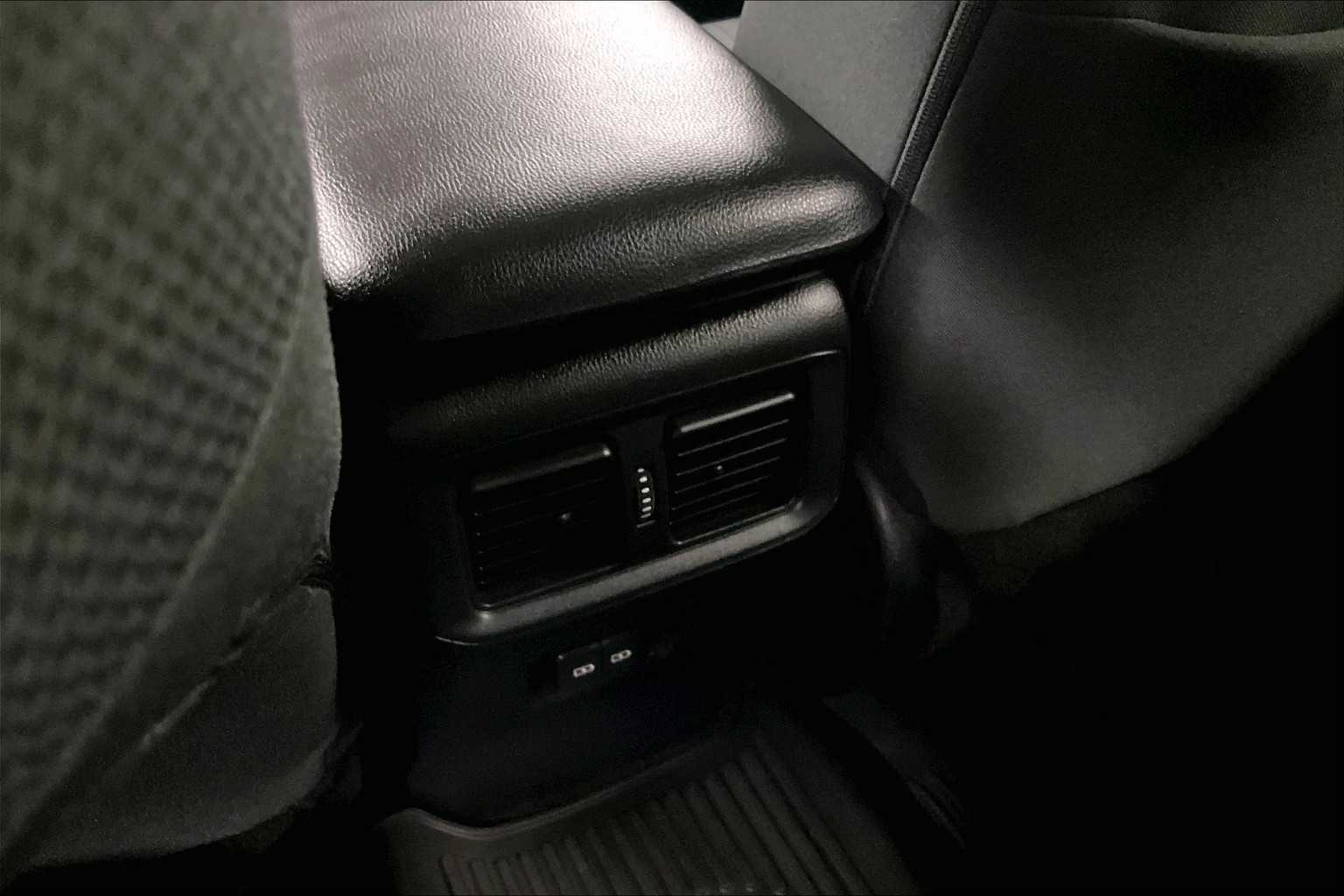 2022 Toyota RAV4 XLE - Photo 28