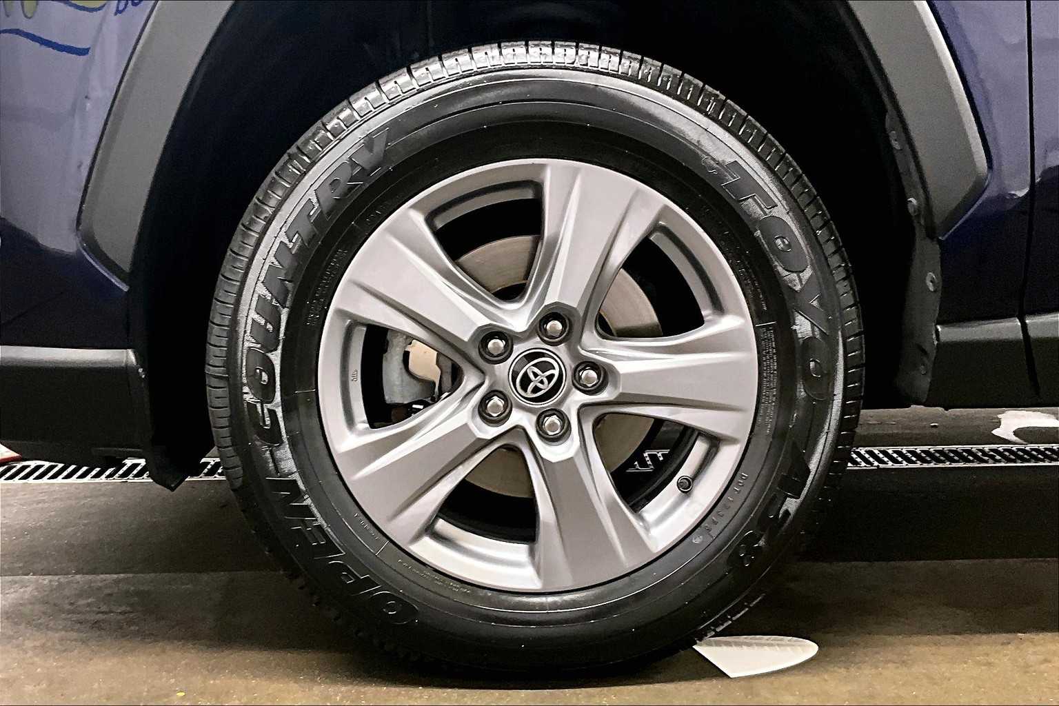 2022 Toyota RAV4 XLE - Photo 7