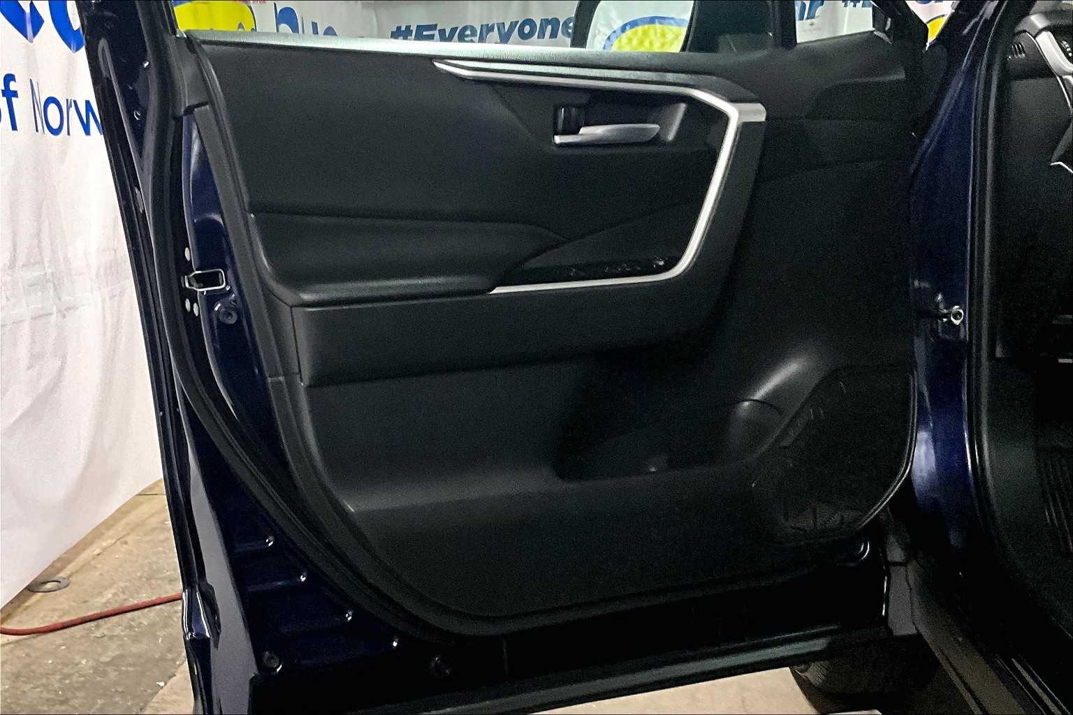 2022 Toyota RAV4 XLE - Photo 9