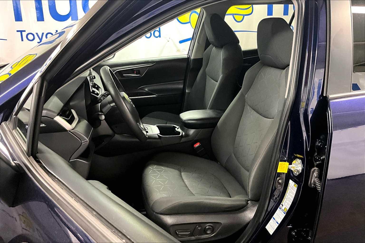2022 Toyota RAV4 XLE - Photo 10