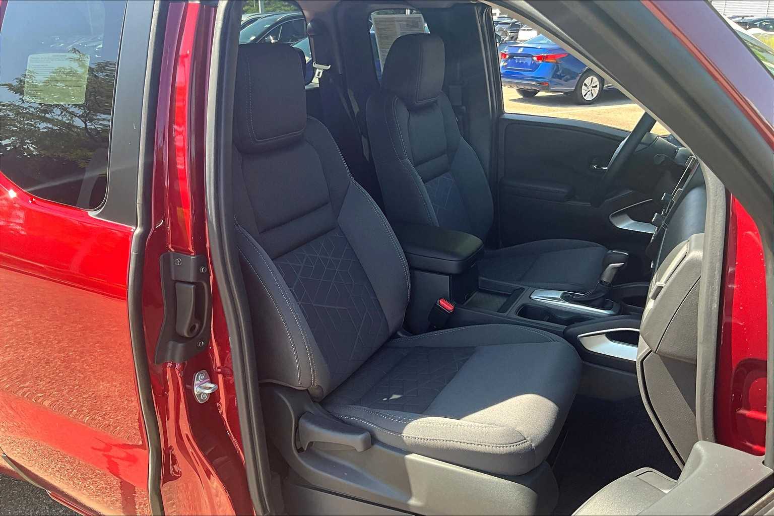 2025 Nissan Frontier SV - Photo 11