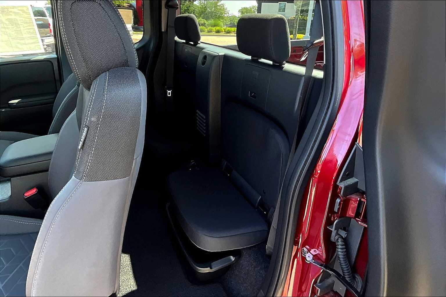 2025 Nissan Frontier SV - Photo 15