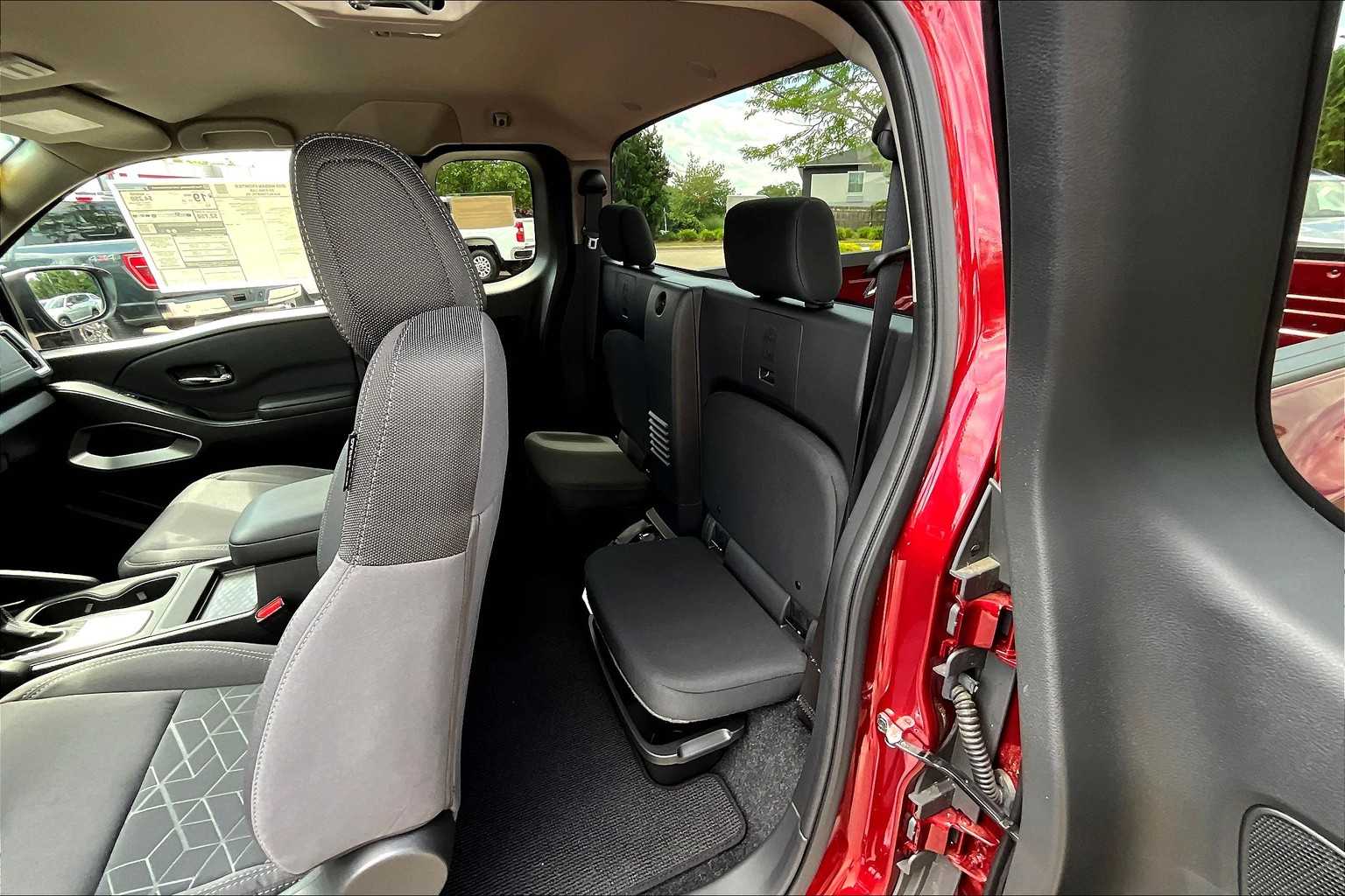 2025 Nissan Frontier SV - Photo 15