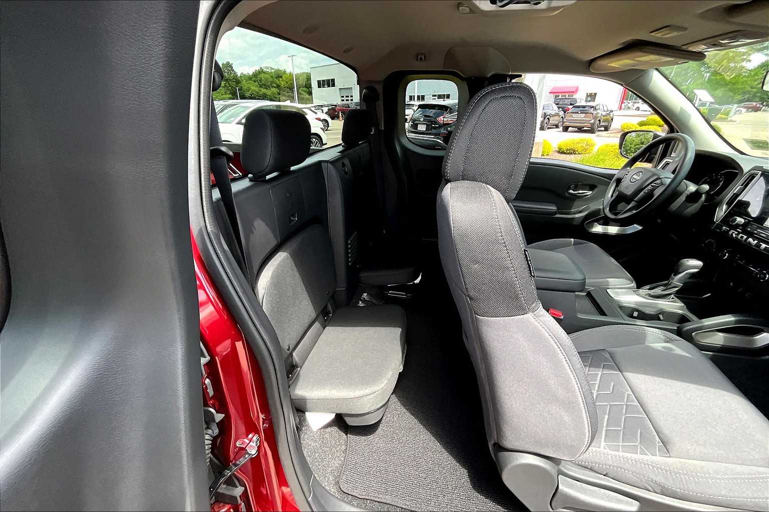 2025 Nissan Frontier SV - Photo 16
