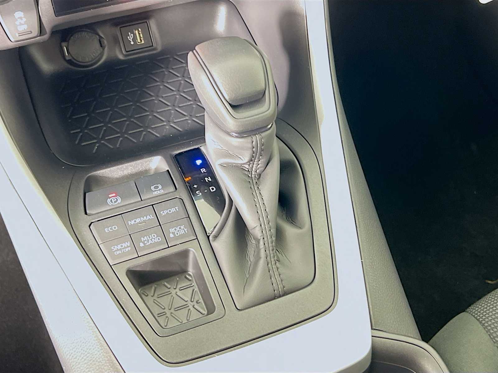 2025 Toyota RAV4 LE - Photo 11
