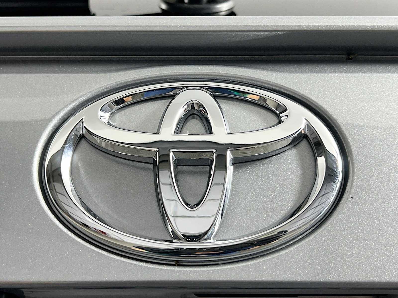 2025 Toyota RAV4 LE - Photo 18