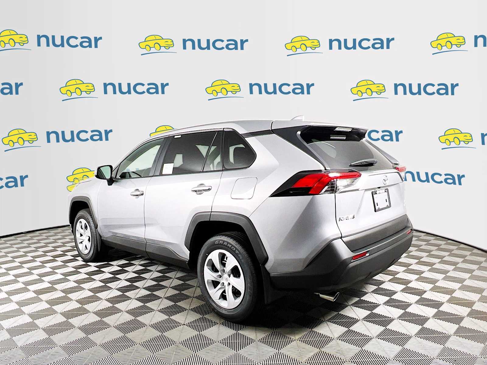 2025 Toyota RAV4 LE - Photo 4