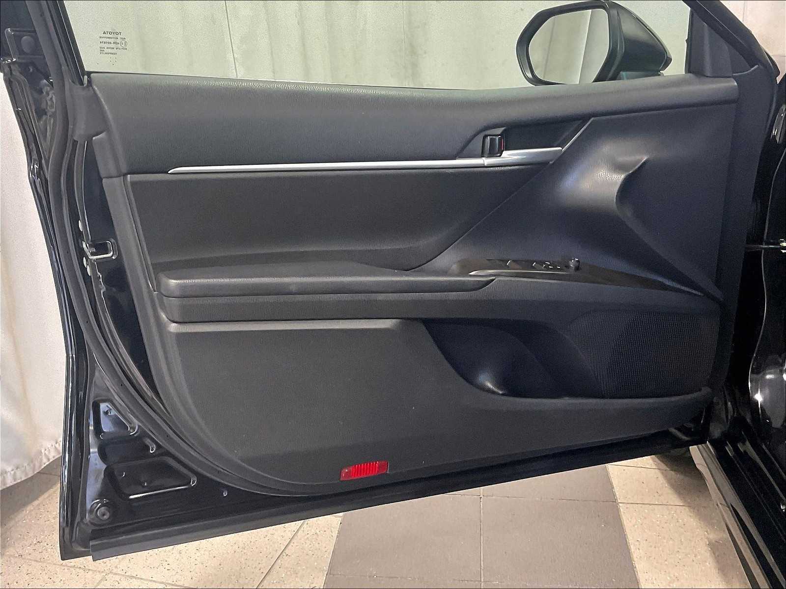 2023 Toyota Camry SE - Photo 9