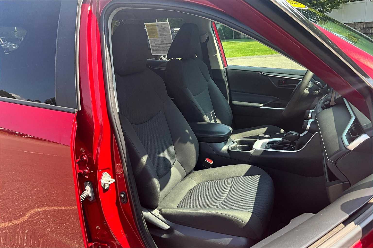 2020 Toyota RAV4 LE - Photo 11