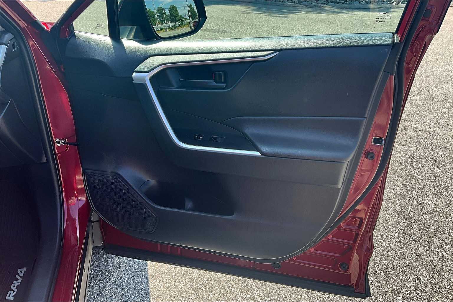 2020 Toyota RAV4 LE - Photo 12