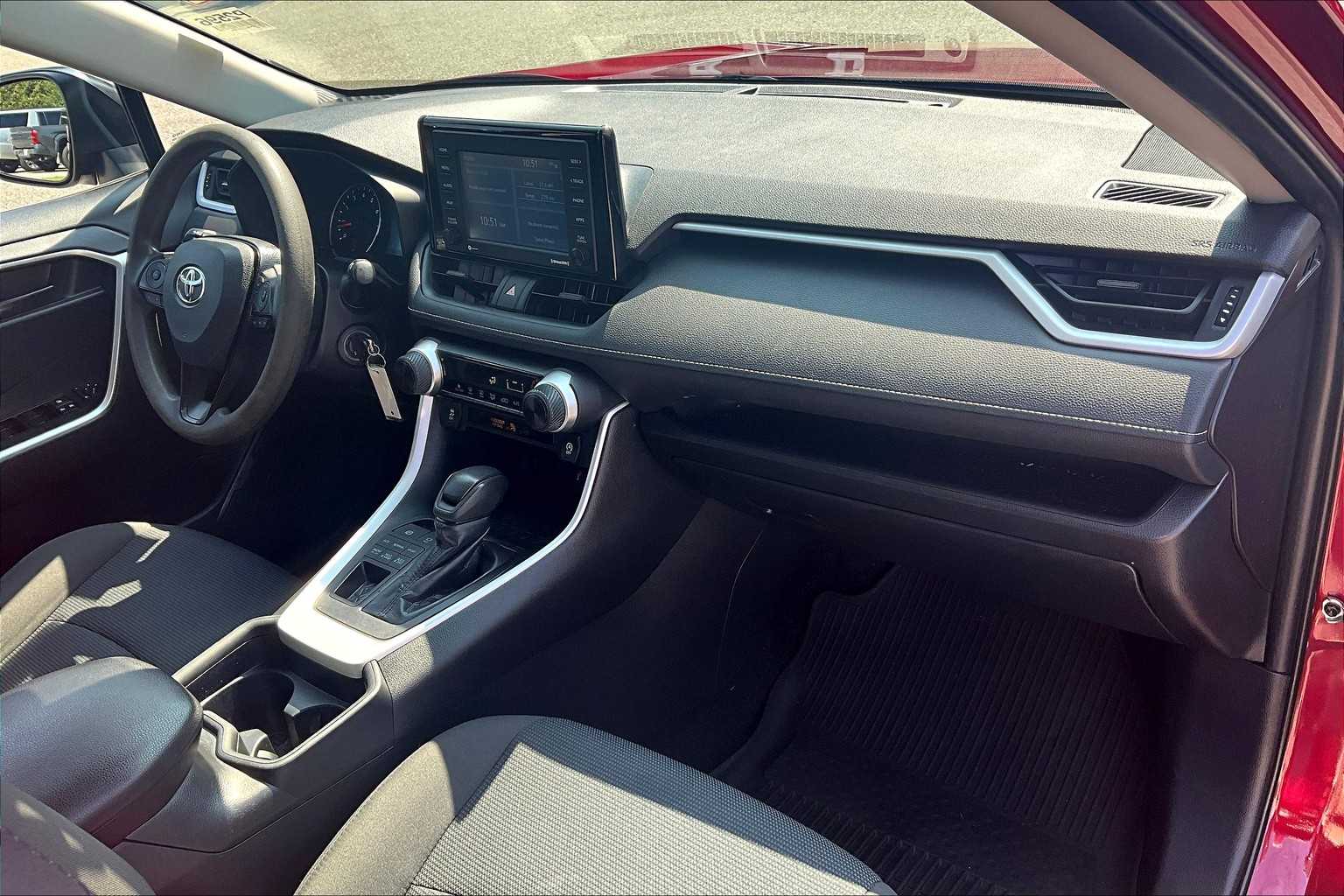 2020 Toyota RAV4 LE - Photo 14