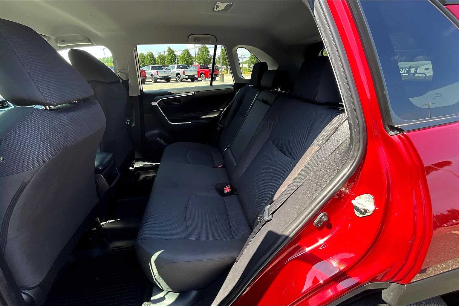 2020 Toyota RAV4 LE - Photo 15