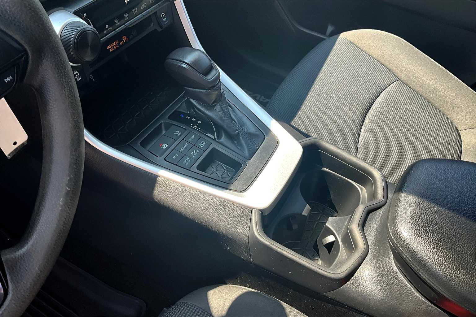 2020 Toyota RAV4 LE - Photo 20