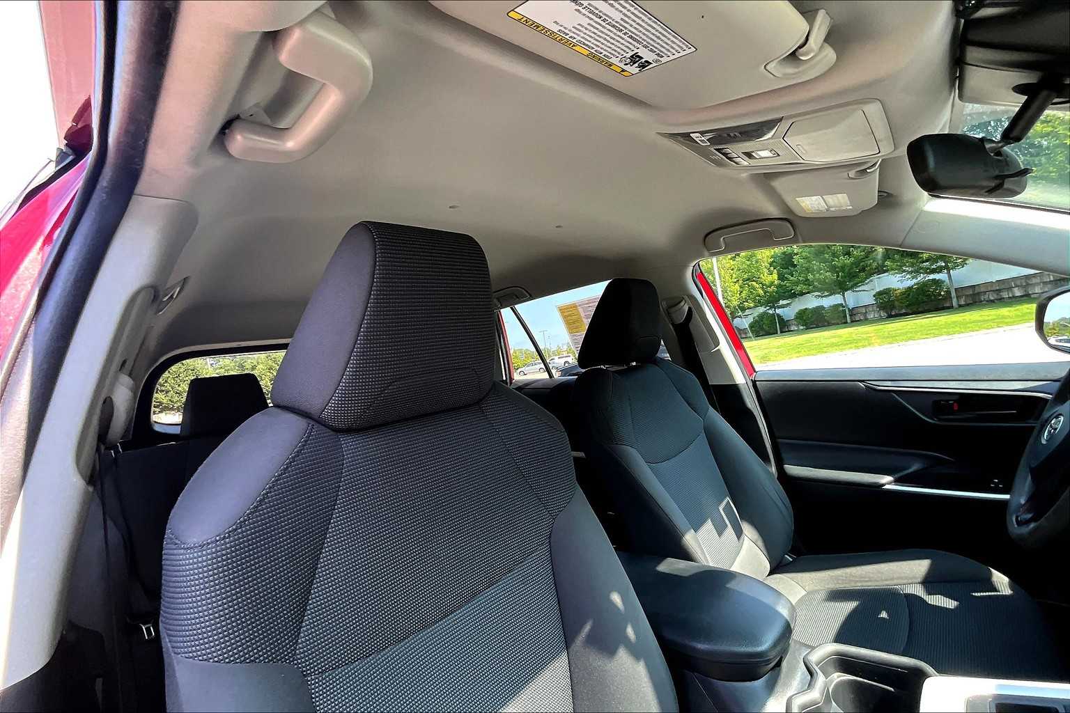 2020 Toyota RAV4 LE - Photo 22