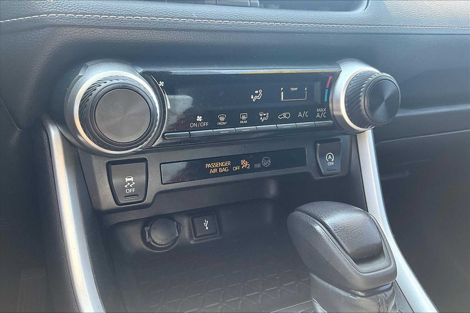 2020 Toyota RAV4 LE - Photo 26