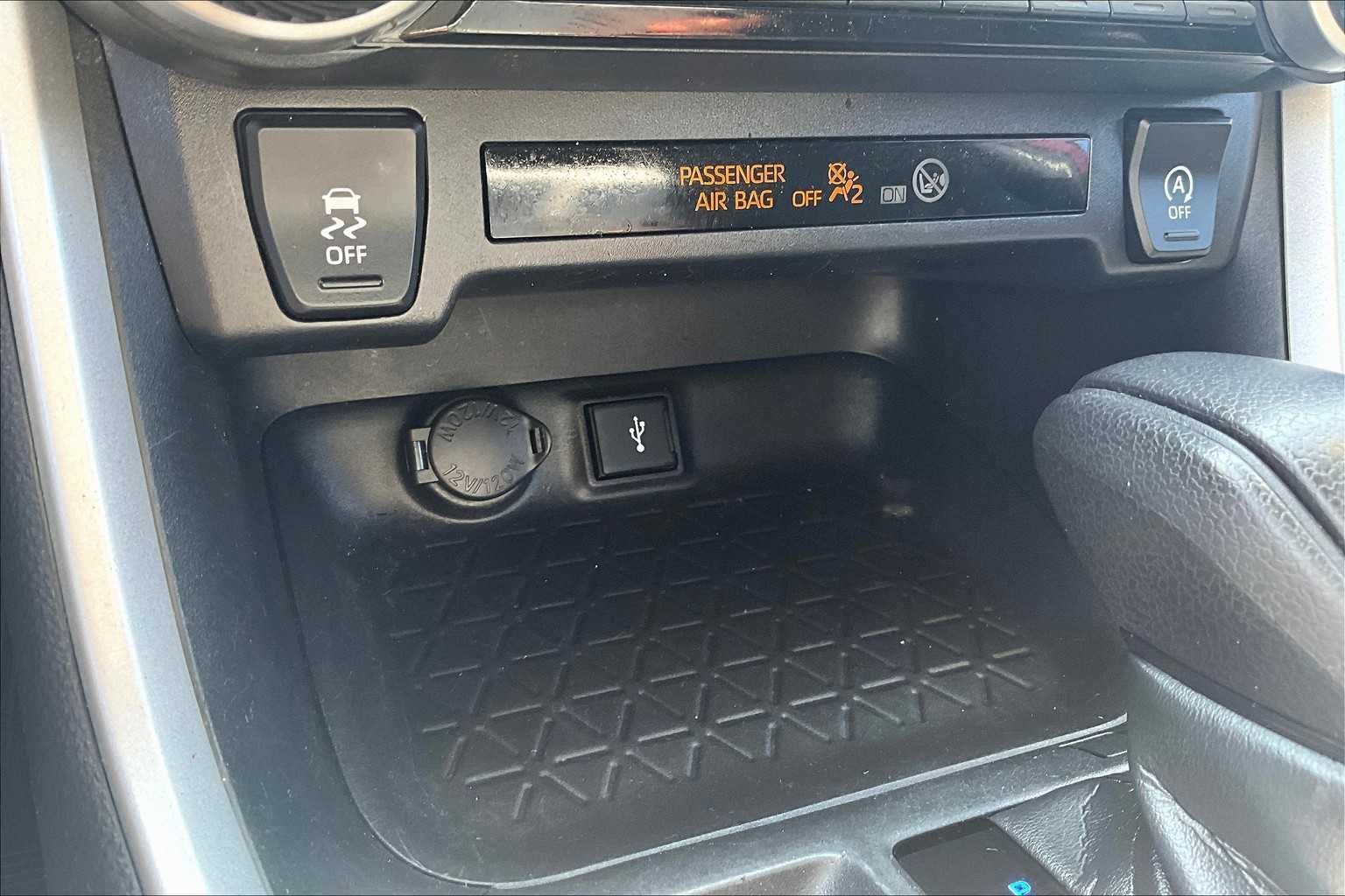 2020 Toyota RAV4 LE - Photo 27