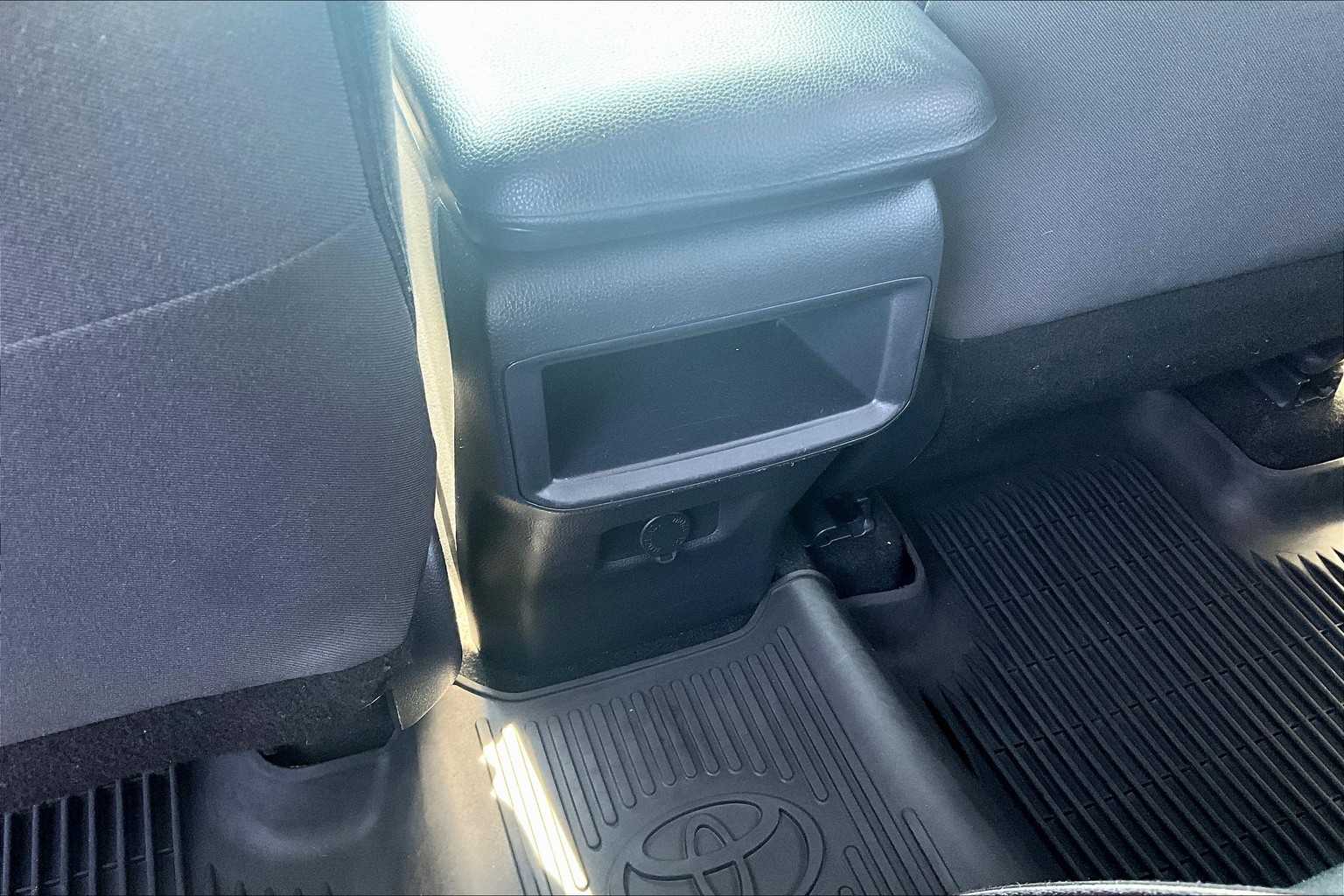 2020 Toyota RAV4 LE - Photo 28