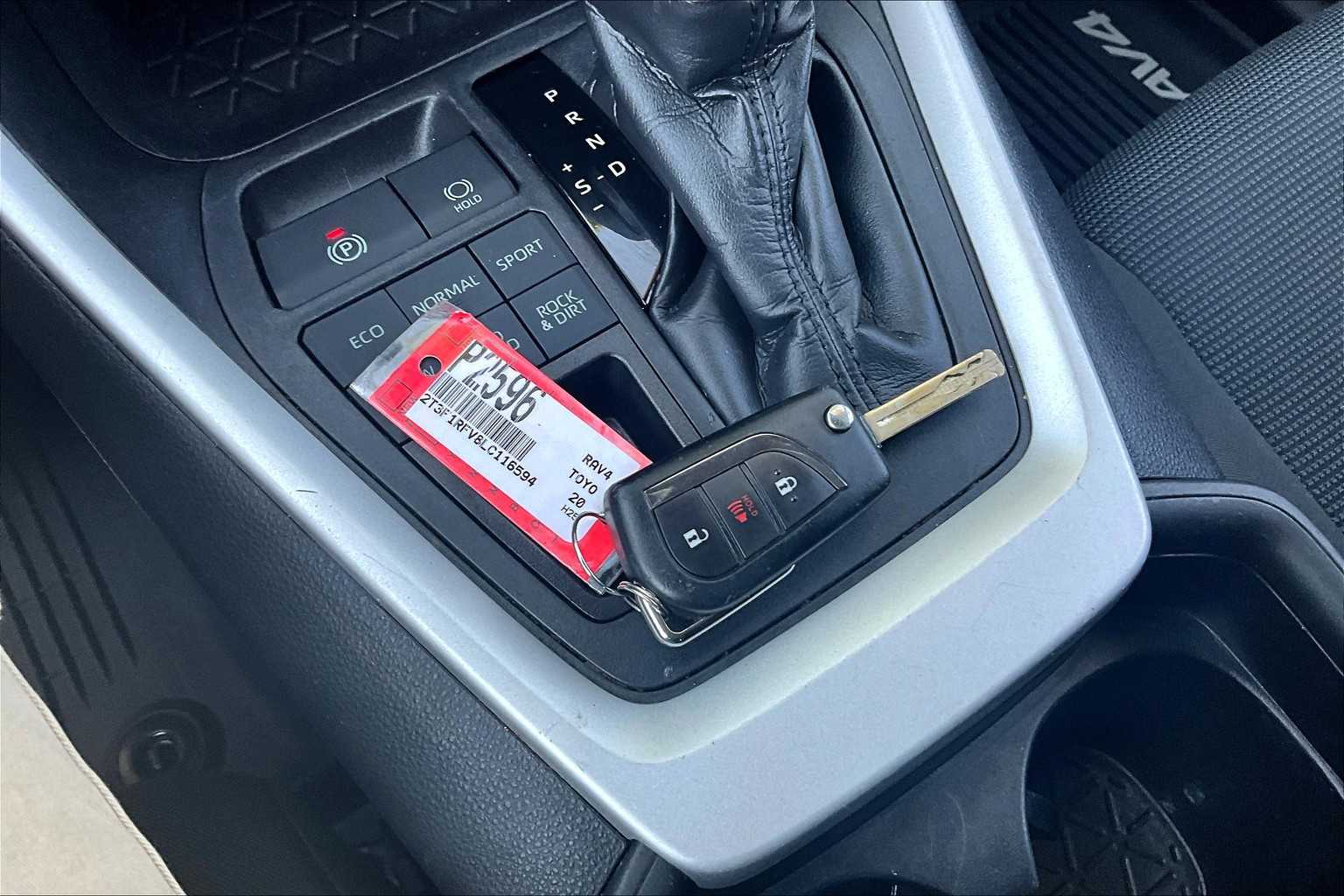 2020 Toyota RAV4 LE - Photo 31