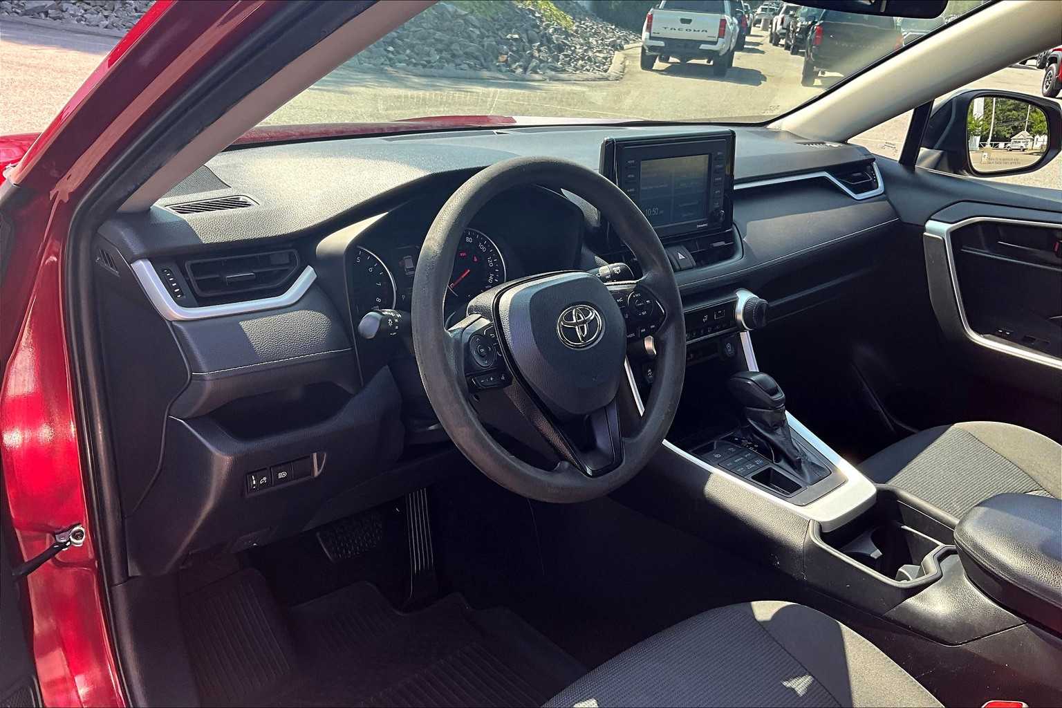 2020 Toyota RAV4 LE - Photo 8