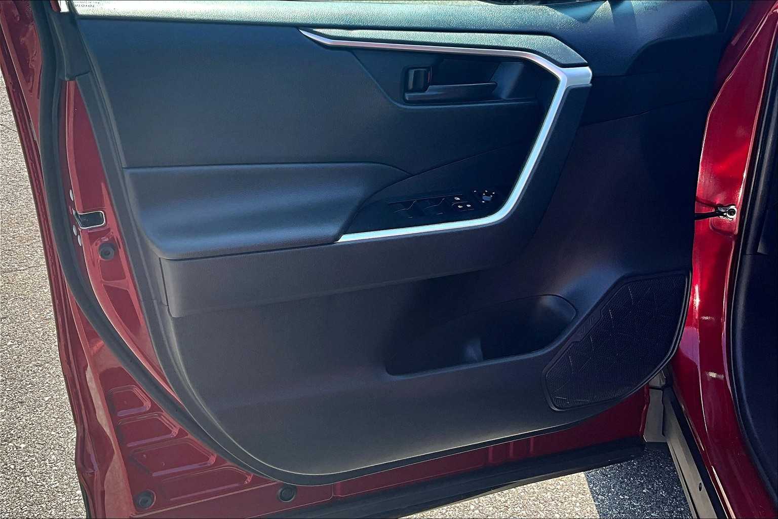 2020 Toyota RAV4 LE - Photo 9